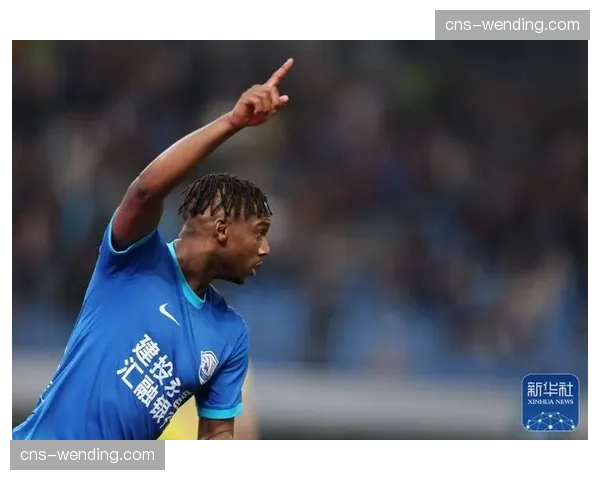 特写：暴雨中完成绝杀，沧州雄狮外援奥斯卡跪地滑翔庆祝。